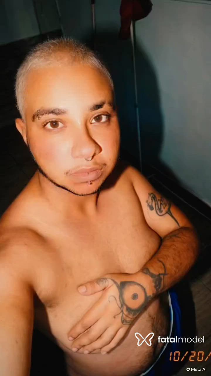 Acompanhante homem trans com cabelo colorido de olhos castanhos - Kauã