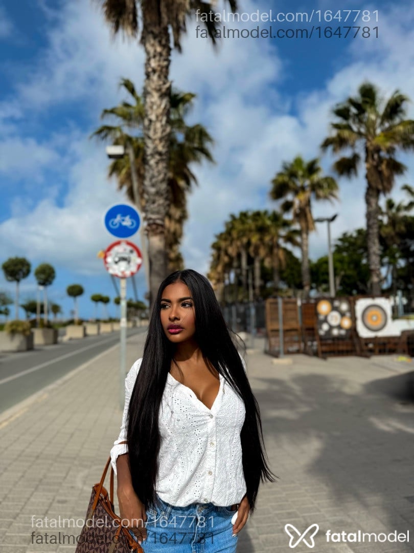 Acompanhante mulher morena (o) de olhos pretos - Isis Belle