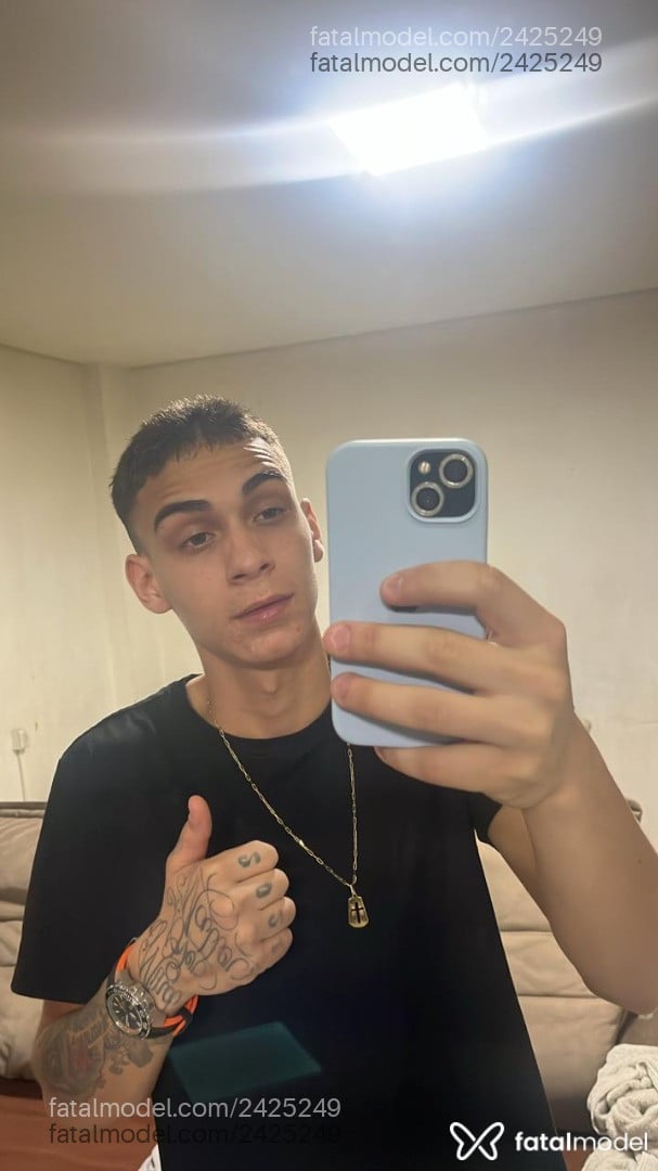 Acompanhante homem com cabelo castanho de olhos castanhos - Felipe