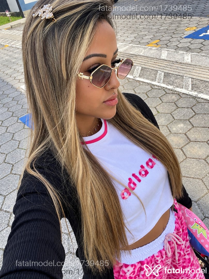 Acompanhante mulher loira (o) de olhos castanhos - Cah Farias