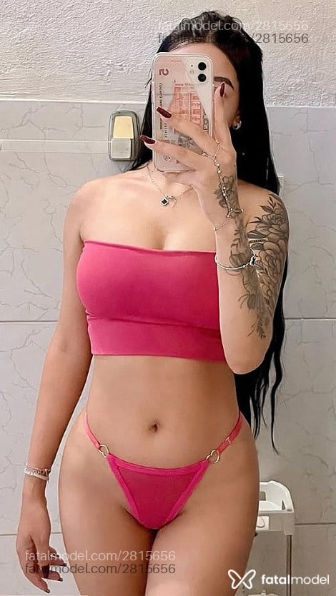 Acompanhante mulher morena (o) de olhos pretos - Cristal