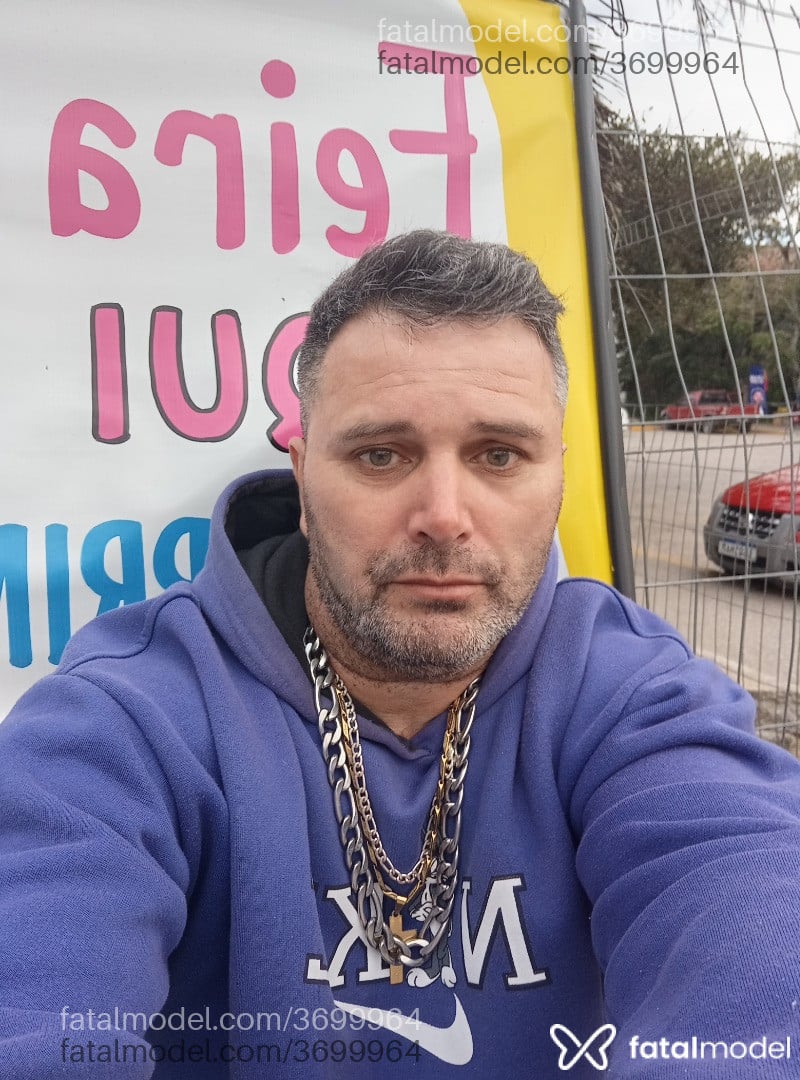Acompanhante homem com cabelo grisalho de olhos verdes - Pq gondran Gerônim
