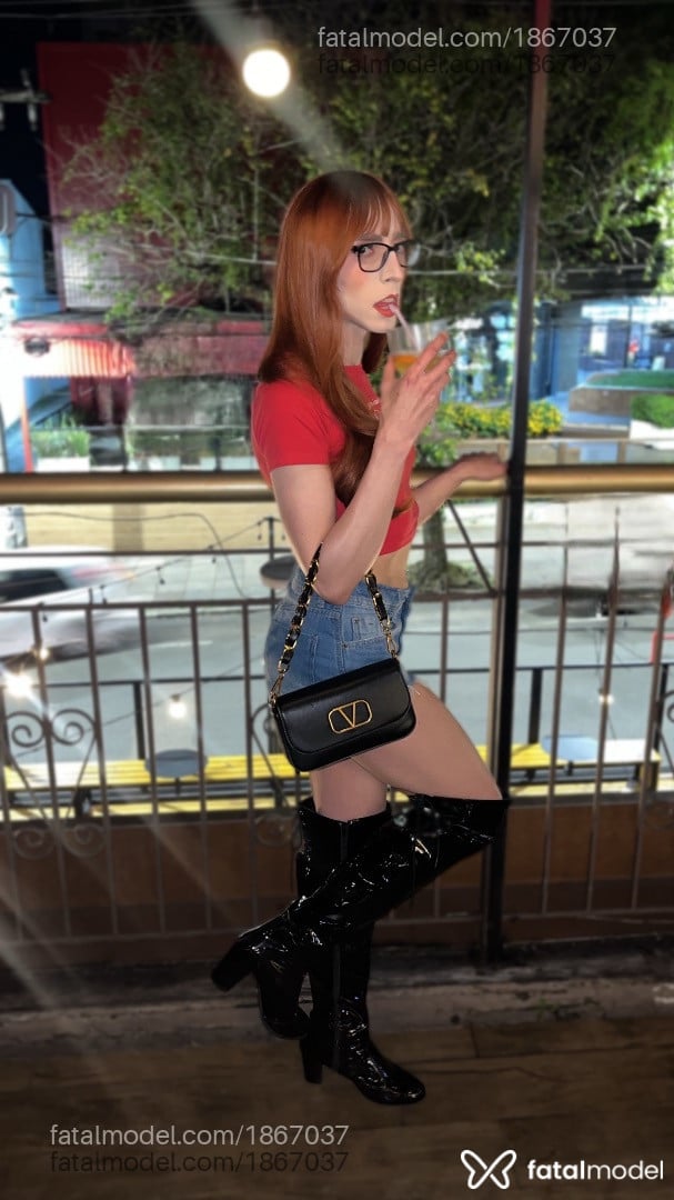 Acompanhante mulher trans ruiva (o) de olhos pretos - Verônica Fisher