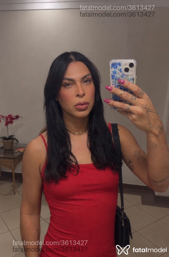 Acompanhante mulher trans morena (o) de olhos verdes - Rafaella Sampaio