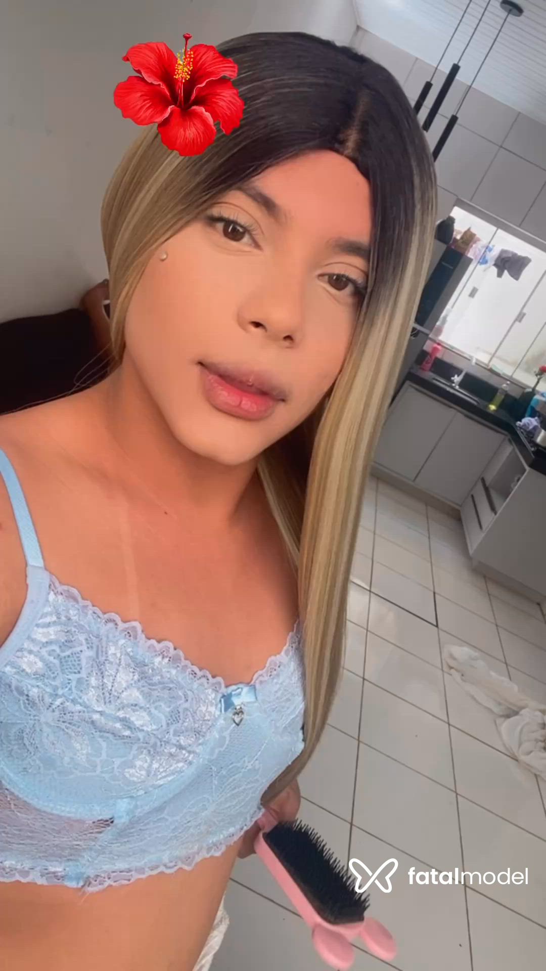 Acompanhante não-binário loira (o) de olhos mel - Wathana Sofia