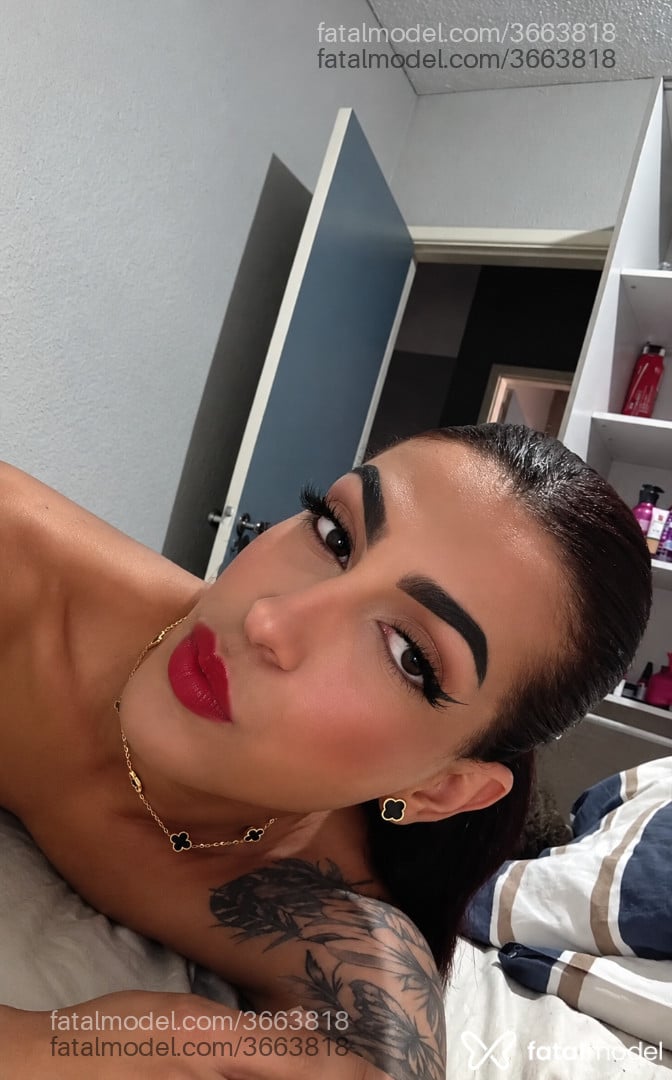 Acompanhante mulher trans ruiva (o) de olhos castanhos - Antonella