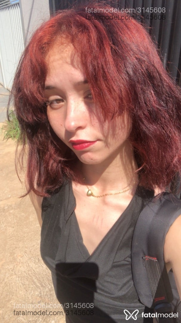 Acompanhante mulher com cabelo castanho de olhos mel - Cristyna
