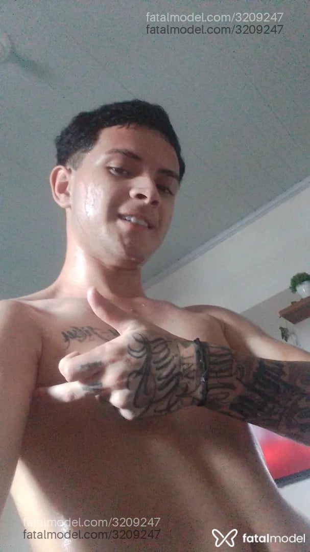 Acompanhante homem com cabelo castanho de olhos mel - Índio