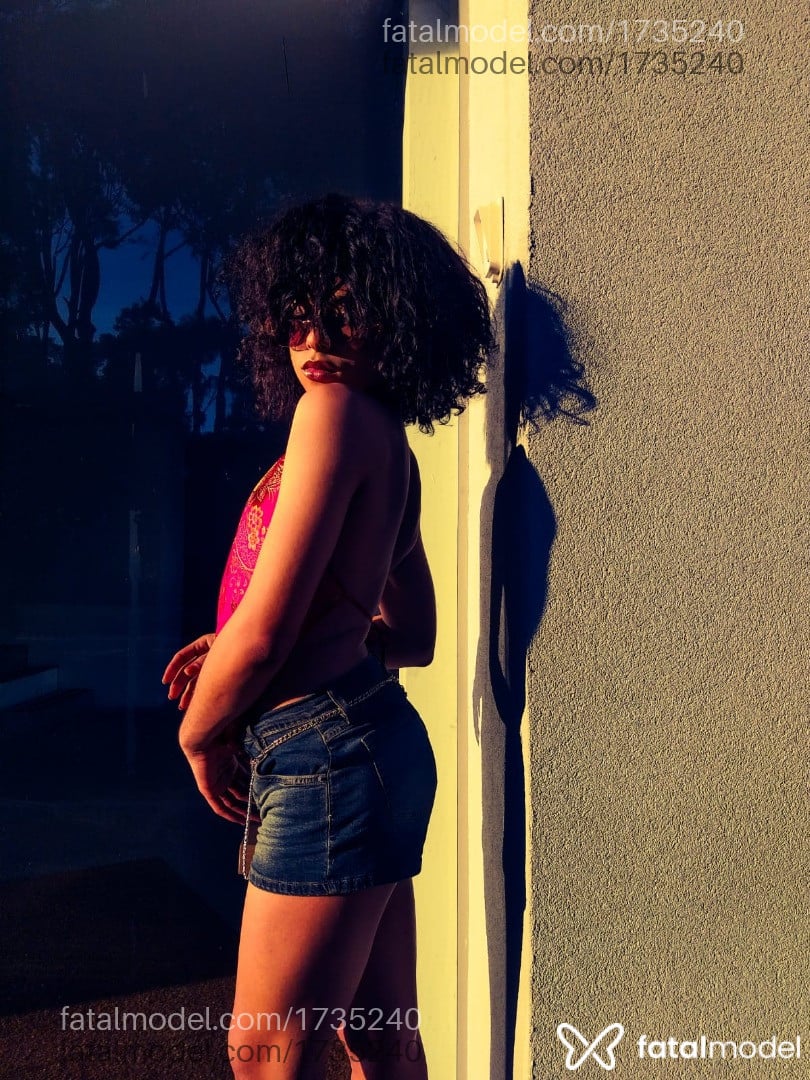 Acompanhante mulher trans morena (o) de olhos castanhos - Peligrosa