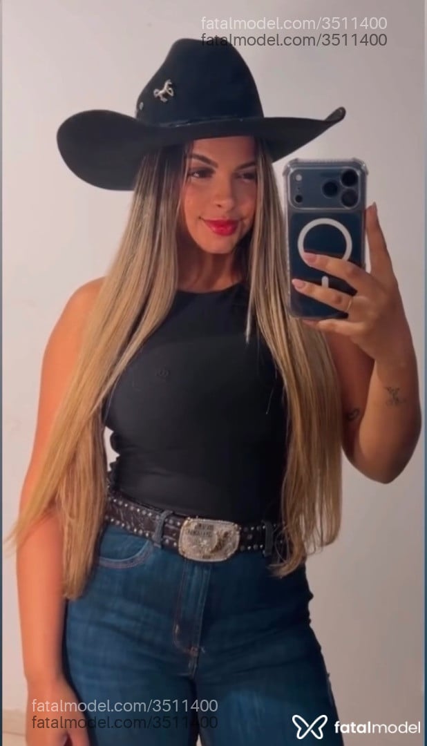 Acompanhante mulher loira (o) de olhos pretos - Luaaa