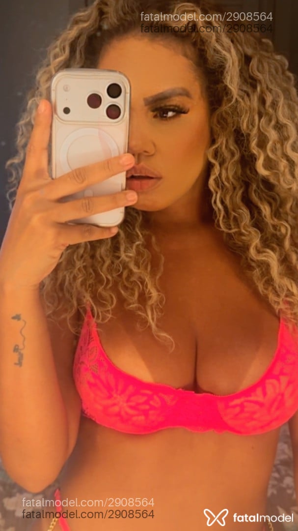 Acompanhante mulher loira (o) de olhos castanhos - Syndi