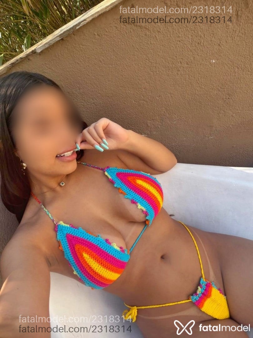 Acompanhante mulher morena (o) de olhos pretos - Estella Mello