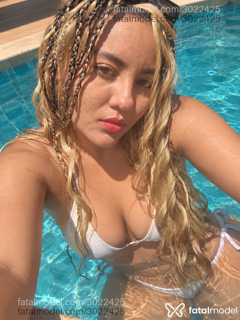 Acompanhante mulher loira (o) de olhos azuis - Sofis