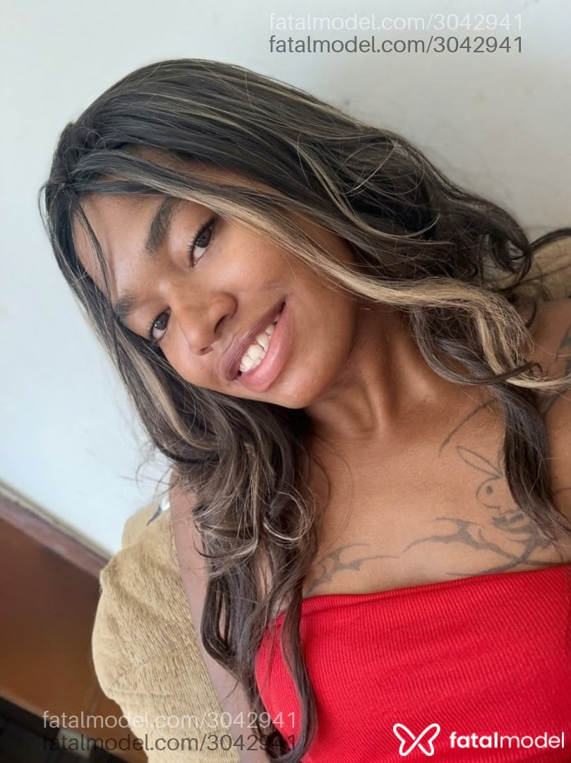 Acompanhante mulher trans com cabelo colorido de olhos castanhos - Gaúchinhasafada