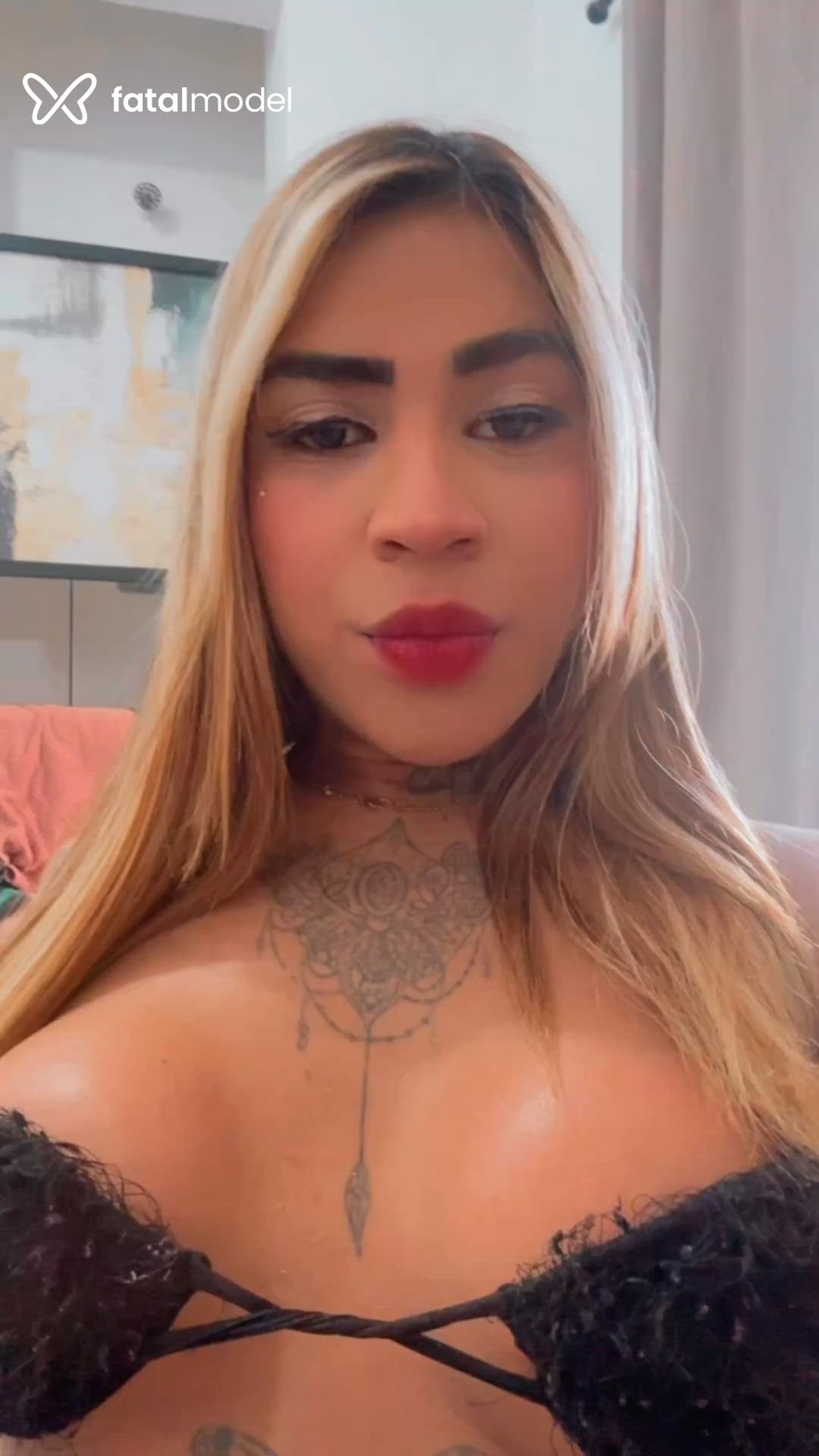 Acompanhante mulher trans loira (o) de olhos mel - Beatriz Santana