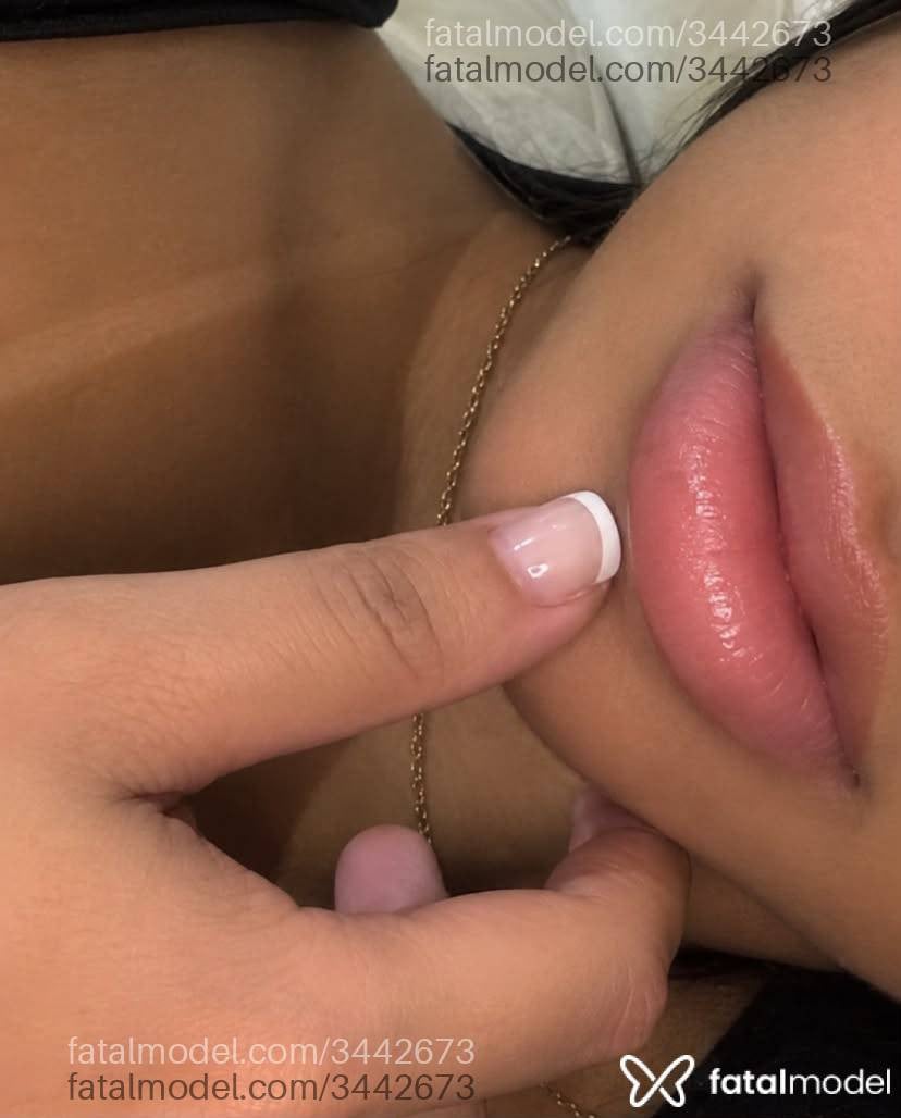Acompanhante mulher morena (o) de olhos pretos - Yara Lins