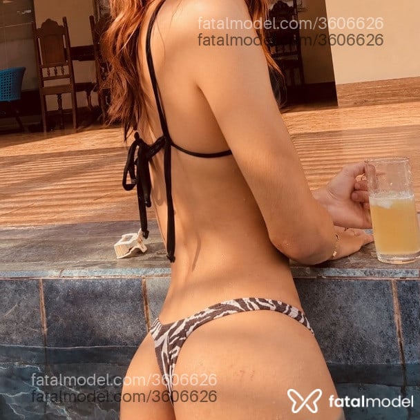 Acompanhante mulher trans com cabelo castanho de olhos castanhos - Aurora