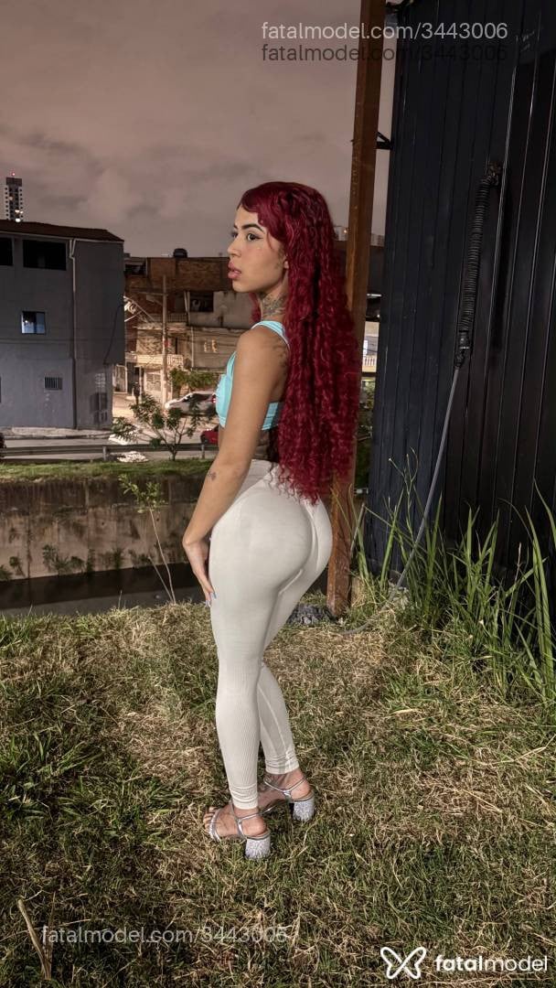 Acompanhante mulher com cabelo castanho de olhos mel - Ariel Acompanhante mulher com cabelo castanho de olhos mel - Ariel