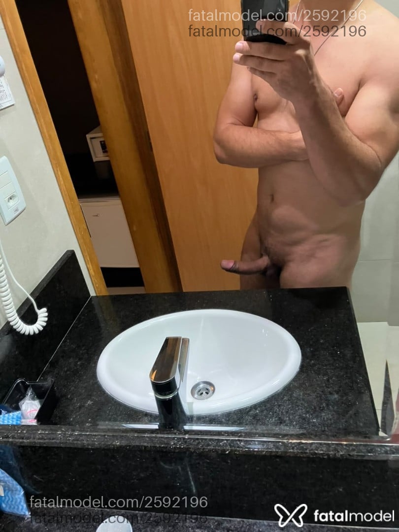 Acompanhante homem com cabelo castanho de olhos castanhos - Willan