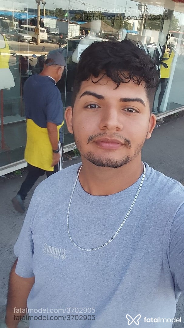 Acompanhante homem com cabelo castanho de olhos pretos - Felipe