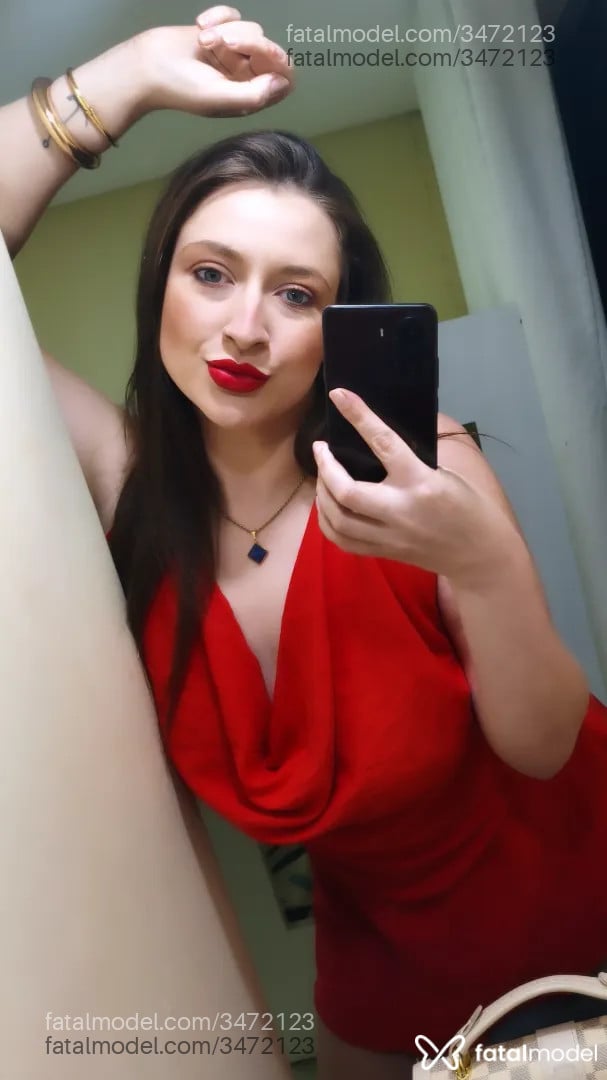 Acompanhante mulher com cabelo castanho de olhos verdes - Lara Trajano