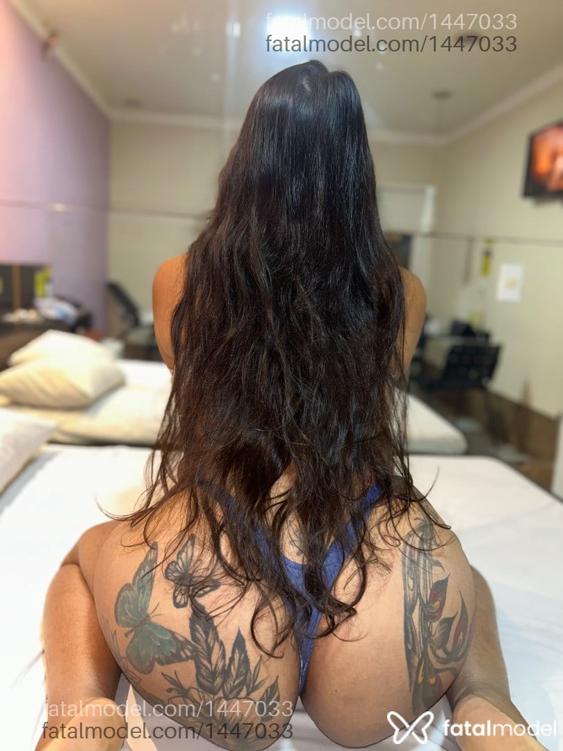 Acompanhante mulher trans com cabelo castanho de olhos castanhos - Rayra Tatuadaa