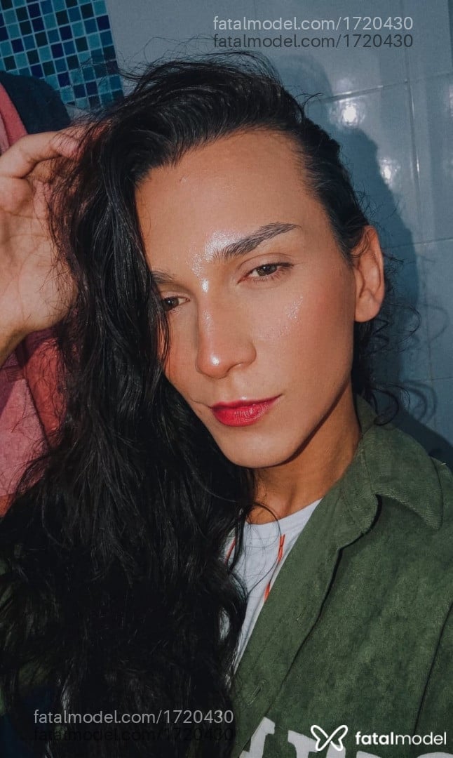 Acompanhante mulher trans morena (o) de olhos castanhos - Luamakeups