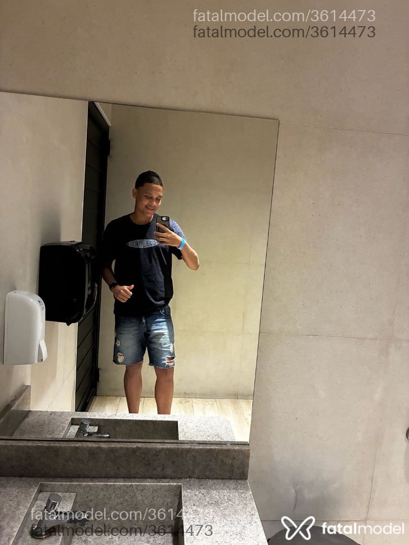 Acompanhante homem com cabelo castanho de olhos pretos - Lmisterioso