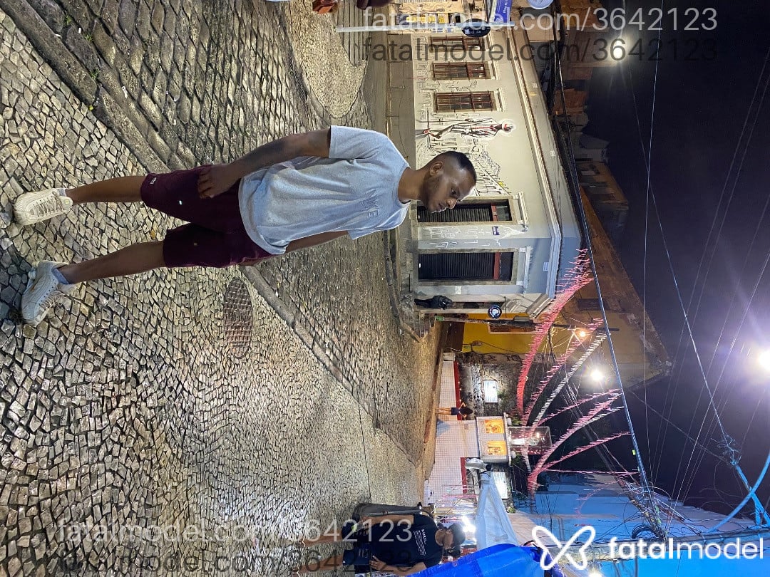 Acompanhante homem com cabelo castanho de olhos pretos - Ruann