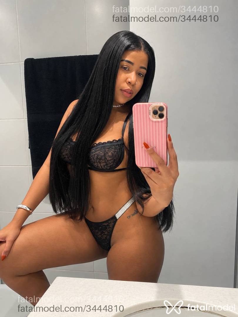 Acompanhante mulher morena (o) de olhos pretos - Vivi Duarte