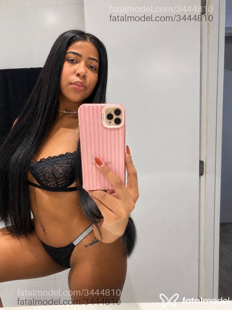 Acompanhante mulher morena (o) de olhos pretos - Vivi Duarte