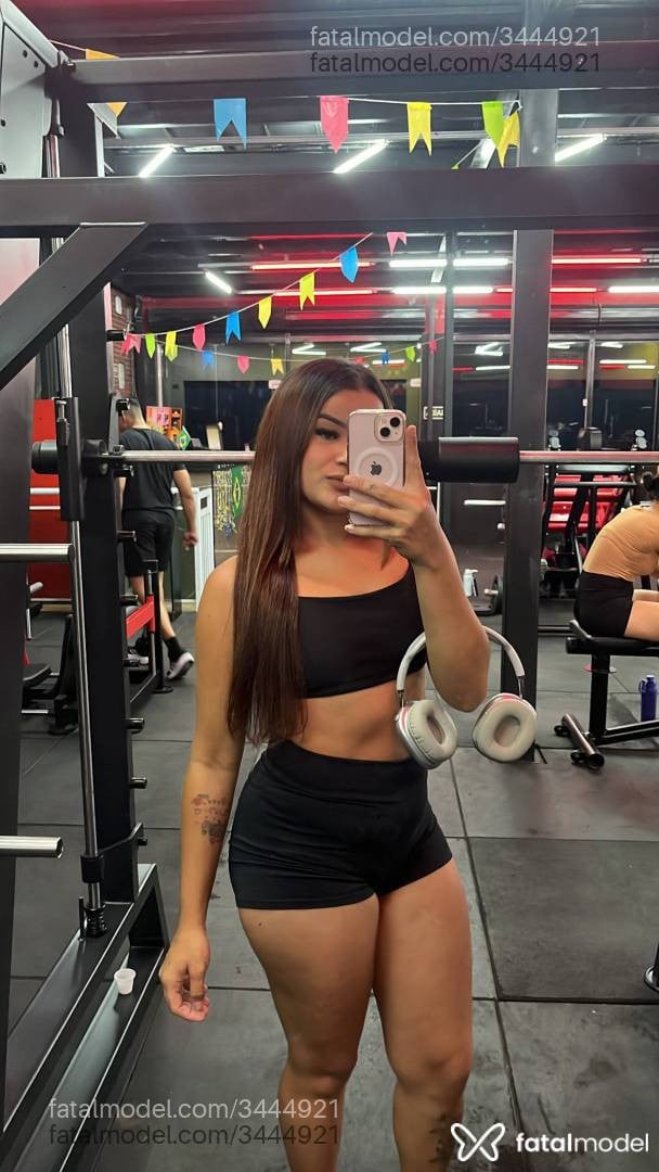 Acompanhante mulher com cabelo castanho de olhos verdes em João Pessoa - Jade Fontes