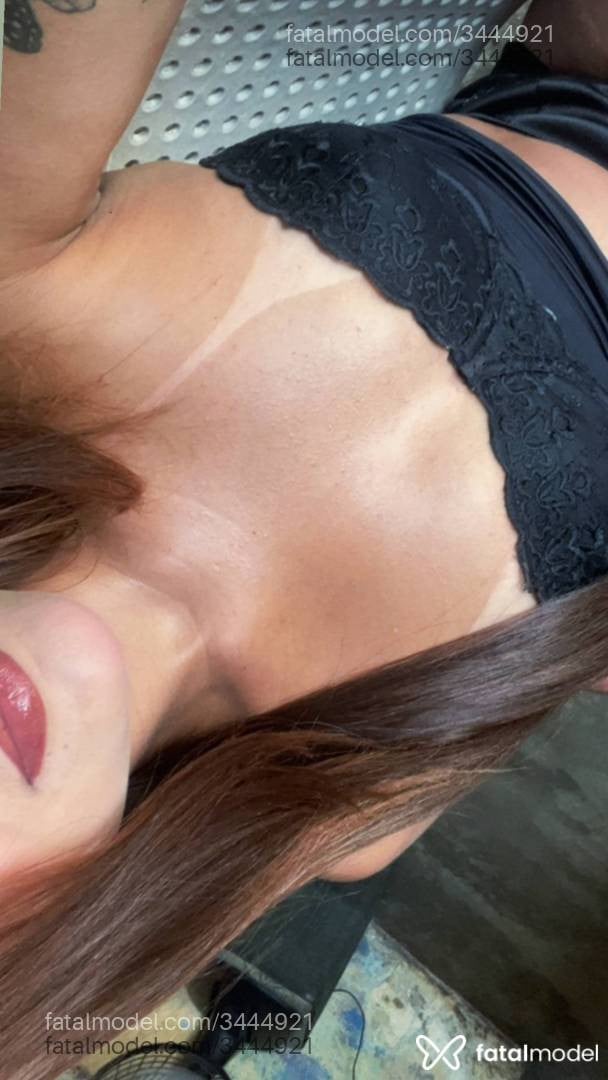 Acompanhante mulher com cabelo castanho de olhos verdes - Jade Fontes Acompanhante mulher com cabelo castanho de olhos verdes - Jade Fontes