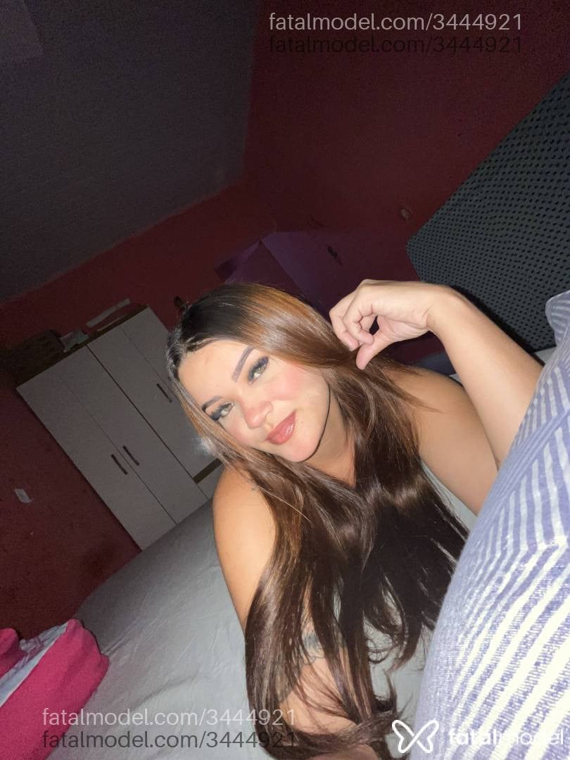 Acompanhante mulher com cabelo castanho de olhos verdes em João Pessoa - Jade Fontes