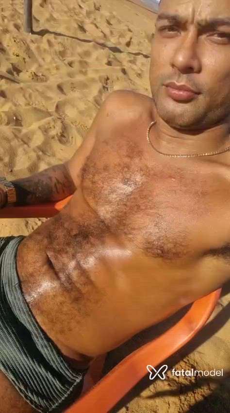 Acompanhante homem com cabelo grisalho de olhos castanhos - Pedro Almeida