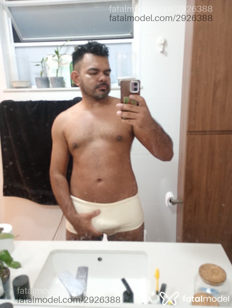 Acompanhante homem morena (o) de olhos castanhos - Aroombador