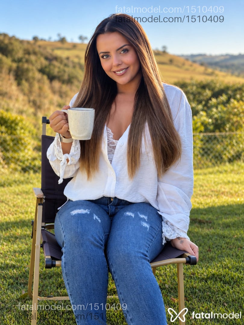 Acompanhante mulher com cabelo castanho de olhos azuis - Livia Soares