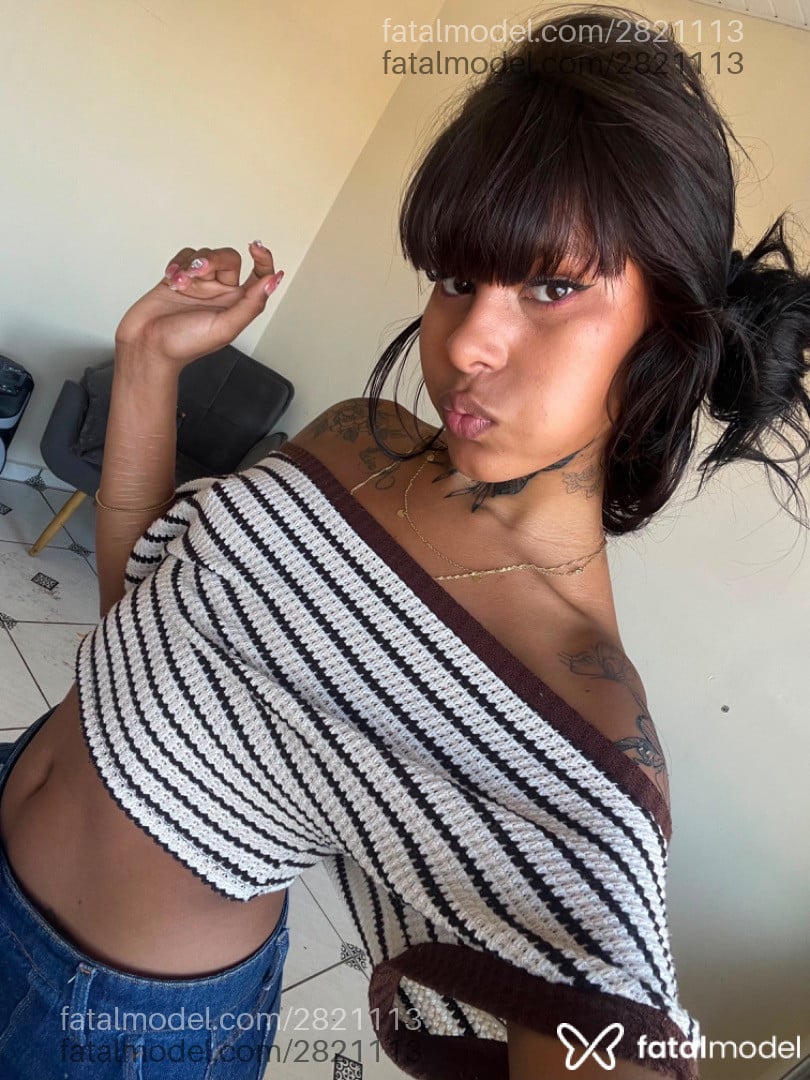 Acompanhante mulher trans morena (o) de olhos verdes - Mência Bby
