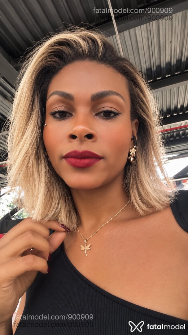 Acompanhante mulher trans loira (o) de olhos pretos - Gabriela Lago