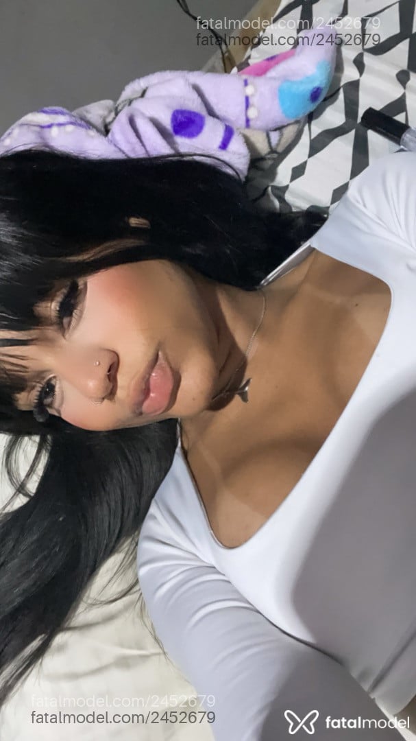 Acompanhante mulher trans morena (o) de olhos pretos - Laís