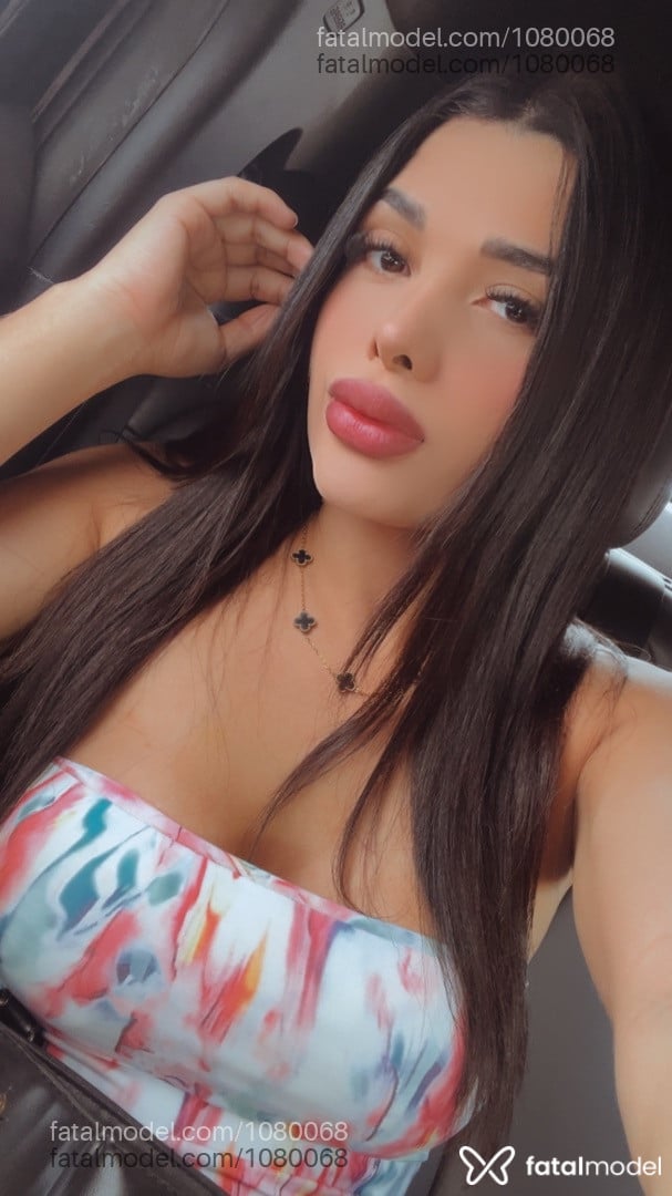 Acompanhante mulher trans morena (o) de olhos pretos - Cristal