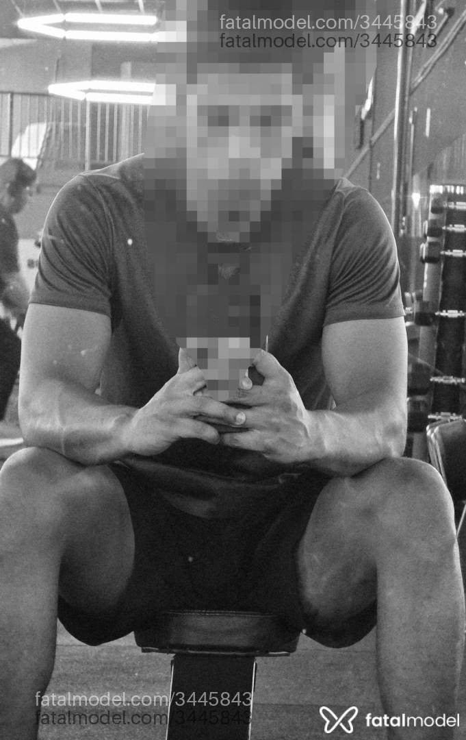 Acompanhante homem morena (o) de olhos castanhos - Preto