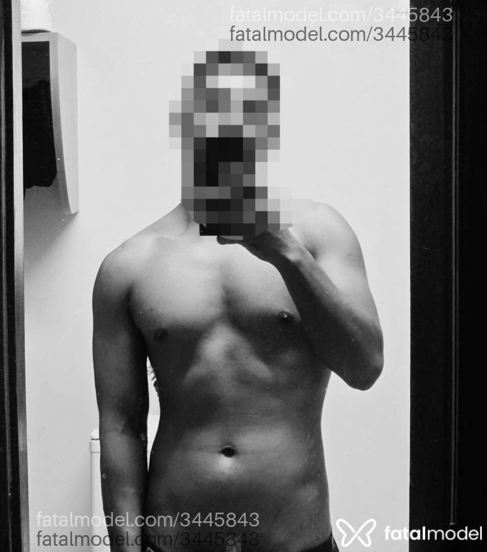 Acompanhante homem morena (o) de olhos castanhos - Preto