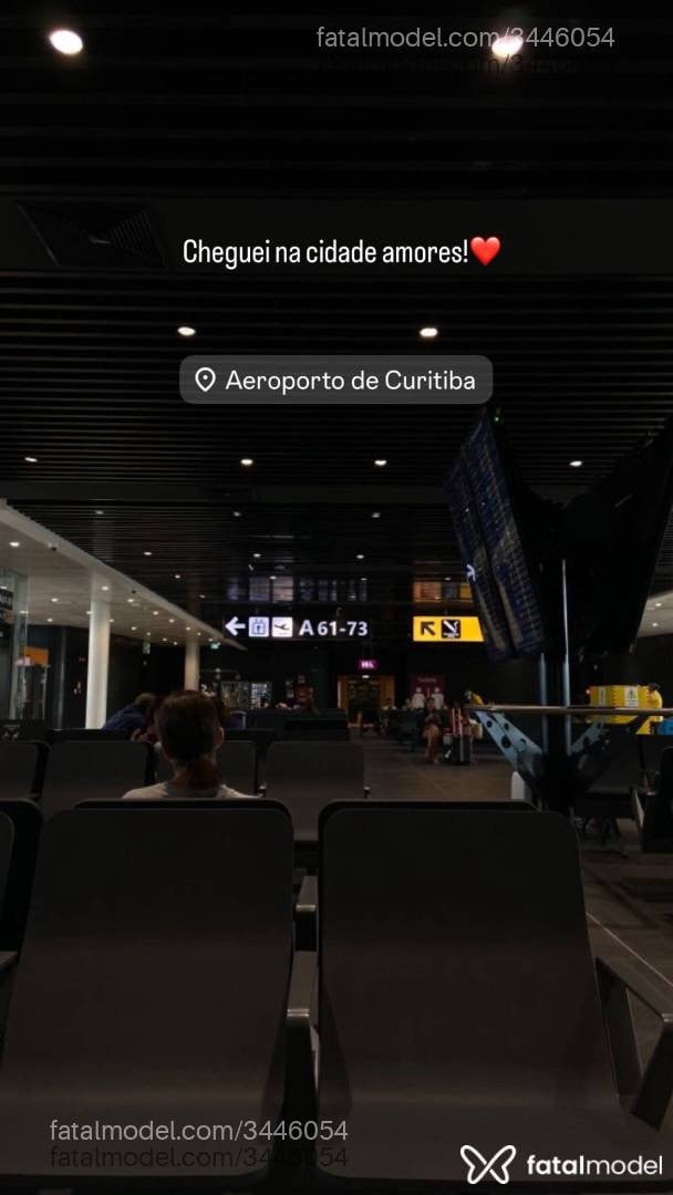 Acompanhante mulher loira (o) de olhos castanhos - Jade Am