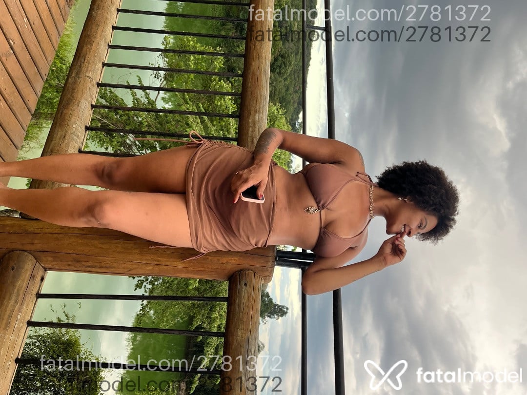 Acompanhante mulher morena (o) de olhos pretos - Dafne
