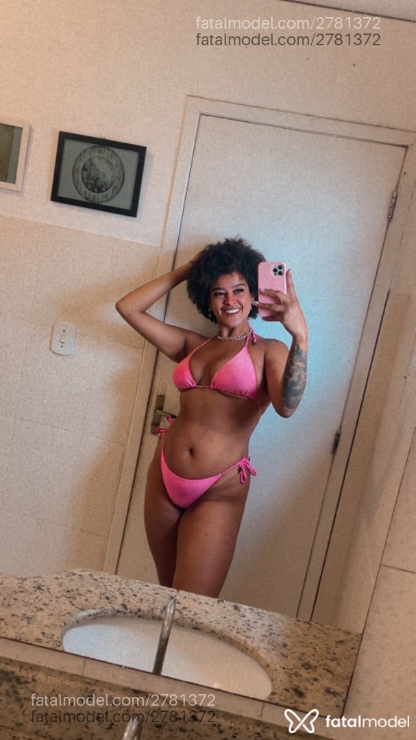 Acompanhante mulher morena (o) de olhos pretos - Dafne