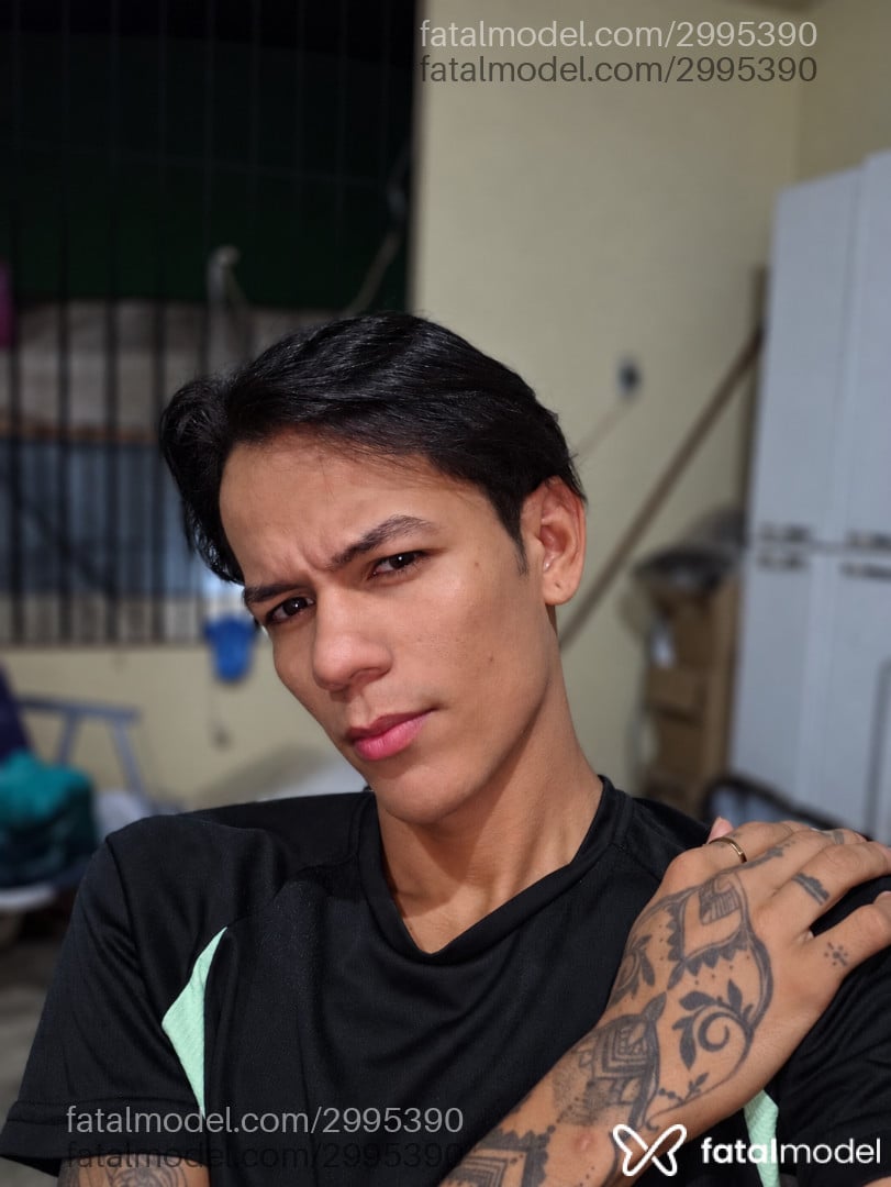 Acompanhante não-binário loira (o) de olhos pretos - André Santos