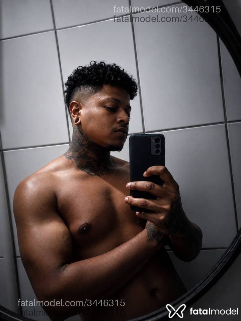 Acompanhante homem morena (o) de olhos pretos em São Paulo Acompanhante homem morena (o) de olhos pretos em São Paulo - Hellboy