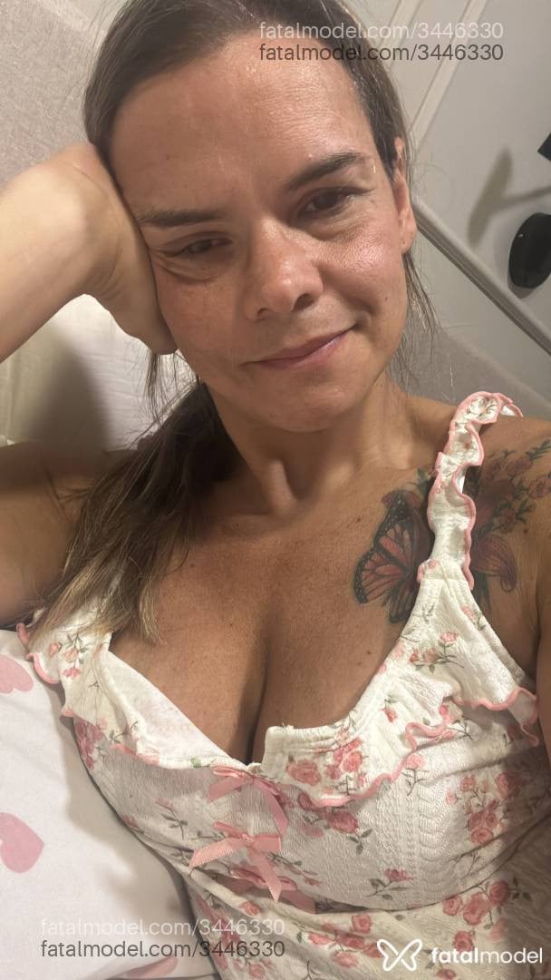 Acompanhante mulher com cabelo castanho de olhos castanhos - Dradesejos