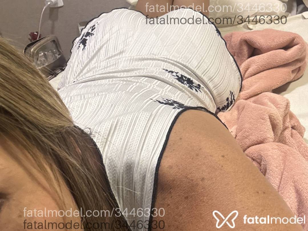 Acompanhante mulher com cabelo castanho de olhos castanhos - Dradesejos
